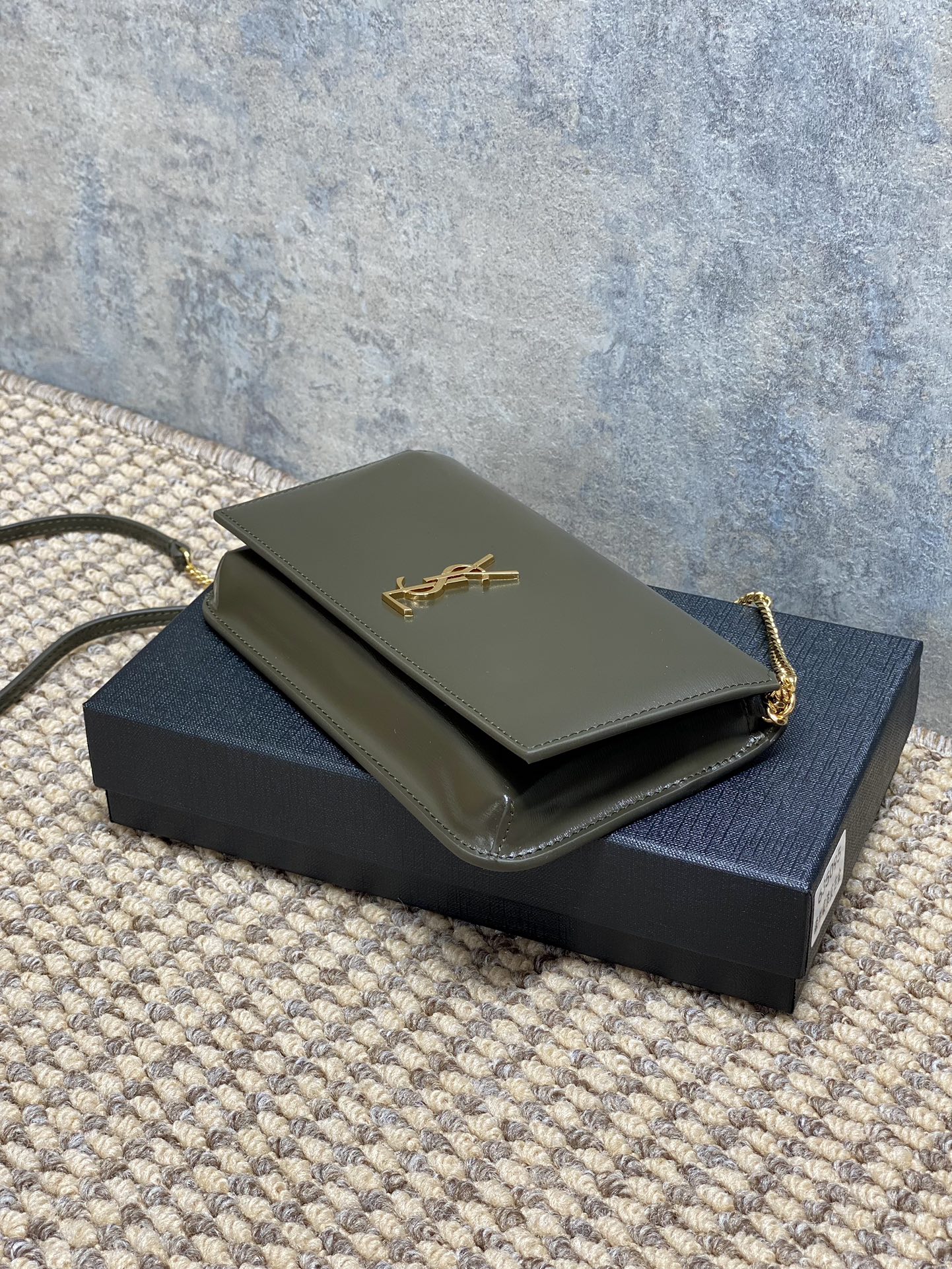 サン ローラン クロコ バッグコピー 優雅 斜め掛けバッグ 本革 ミニ 実用 635095 グレー_3