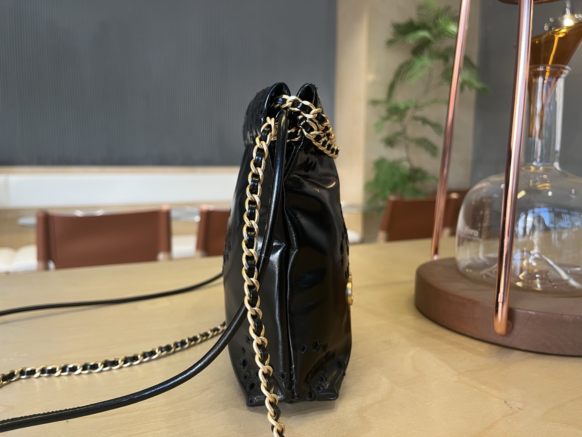 華やかな雰囲気 シャネル バッグ 入手困難偽物 レザー 牛革 優雅 ハンドバッグ ブラック_4